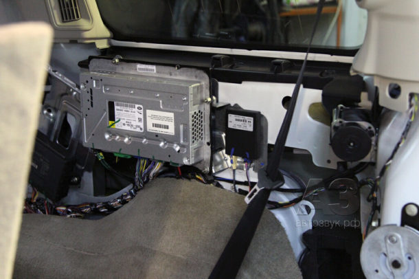 Мультимедийная система в Range Rover Discovery
