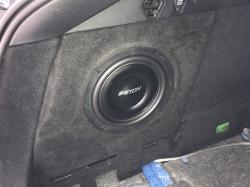 Установка сабвуфера Eton Move M10 Flat в Geely Tugella