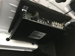 Установка усилителя Hellion HAM8.100DSP в Mercedes C class (W205)