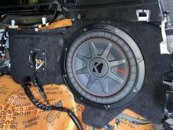 Установка сабвуфера Kicker 48CWRT104 в Toyota Land Cruiser 200