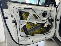 Установка шумоизоляции Comfort Mat Vespa в BMW X5 (F15)