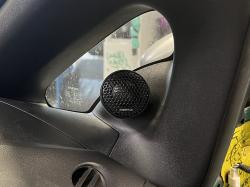 Установка акустики Hertz MP 28.3 Pro в Nissan Leaf