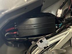 Установка усилителя Hellion HAM 800.2D в Nissan Leaf
