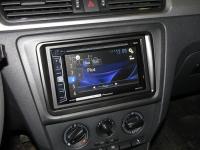 Фотография установки магнитолы Pioneer AVH-X1800DVD в Skoda Rapid