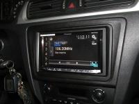 Фотография установки магнитолы Pioneer AVH-X8800BT в Skoda Rapid