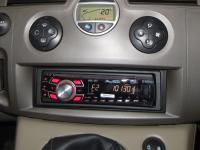 Фотография установки магнитолы Pioneer DEH-7300BT в Renault Scenic