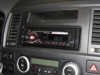 Фотография установки магнитолы Pioneer DEH-1800UB в Volkswagen Multivan T5