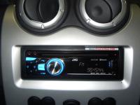 Фотография установки магнитолы JVC KD-R727BTEE в Renault Sandero