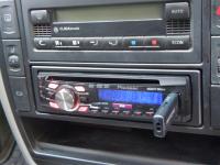 Фотография установки магнитолы Pioneer DEH-2300UB в Volkswagen Passat