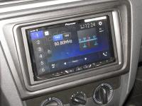 Фотография установки магнитолы Pioneer AVH-Z5100BT в Skoda Rapid