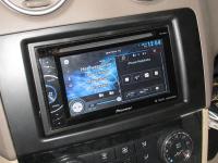 Фотография установки магнитолы Pioneer AVH-X2600BT в Mercedes ML (W164)