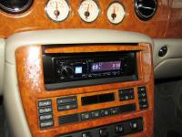 Фотография установки магнитолы Alpine CDE-178BT в Bentley Arnage