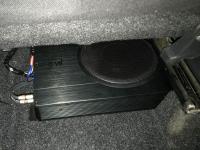 Установка сабвуфера Focal Integration IBus 20 в Suzuki Splash