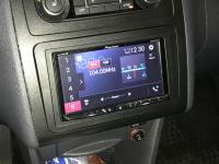 Фотография установки магнитолы Pioneer AVH-Z5000BT в Volkswagen Caddy