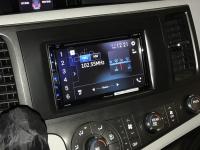 Фотография установки магнитолы Pioneer AVH-Z5200BT в Toyota Sienna III