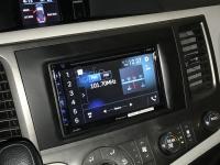 Фотография установки магнитолы Pioneer AVH-Z5200BT в Toyota Sienna III