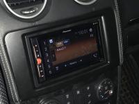 Фотография установки магнитолы Pioneer MVH-A210BT в Mercedes ML (W164)