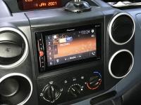 Фотография установки магнитолы Pioneer MVH-A210BT в Peugeot Partner II