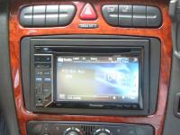 Фотография установки магнитолы Pioneer AVH-2300DVD в Mercedes C class