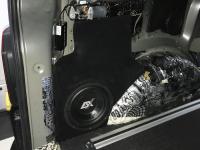 Установка сабвуфера ESX SX1040 в Volkswagen Multivan T6