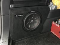 Установка сабвуфера Kicker 43CWR104 в Skoda Kodiaq