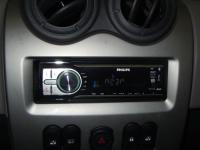Фотография установки магнитолы Philips CEM250 в Renault Sandero