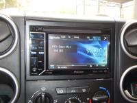 Фотография установки магнитолы Pioneer AVH-2300DVD в Peugeot Partner