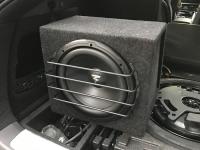 Установка сабвуфера Focal Sub 12 Dual в Geely Tugella