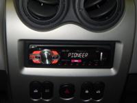 Фотография установки магнитолы Pioneer DEH-141UB в Renault Logan