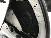 Установка сабвуфера Helix IK S10 DVC2 в Geely Monjaro