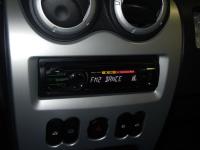 Фотография установки магнитолы Sony CDX-GT47UE в Renault Logan