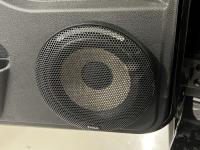 Установка акустики Focal Performance PS 165 F3E woofer в Lada Niva Legend