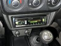 Фотография установки магнитолы Pioneer MVH-S520BT в Lada Niva 4x4