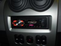 Фотография установки магнитолы Pioneer DEH-1410UB в Renault Logan