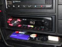 Фотография установки магнитолы Pioneer DEH-2400UB в Volkswagen Passat