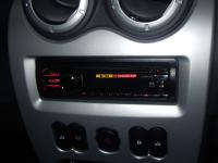 Фотография установки магнитолы Sony CDX-GT40U в Renault Sandero