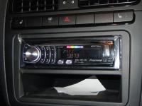 Фотография установки магнитолы Pioneer DEH-6310SD в Volvo V40