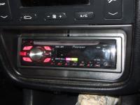 Фотография установки магнитолы Pioneer DEH-2400UB в Peugeot 406