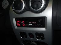 Фотография установки магнитолы Pioneer DEH-4400BT в Renault Logan