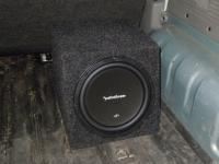 Установка сабвуфера Rockford Fosgate R1S410 box в Renault Kangoo