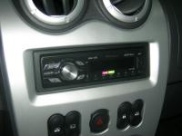 Фотография установки магнитолы Pioneer MVH-1400UB в Renault Sandero