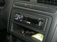 Фотография установки магнитолы Pioneer DEH-2400UB в Volkswagen Polo V