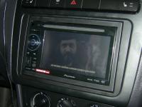 Фотография установки магнитолы Pioneer AVH-1400DVD в Volkswagen Polo V