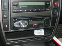 Фотография установки магнитолы Pioneer DEH-1400UBB в Volkswagen Passat