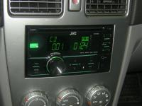 Фотография установки магнитолы JVC KW-R500 в Subaru Forester (SG)