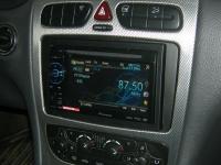 Фотография установки магнитолы Pioneer AVH-1400DVD в Mercedes C class