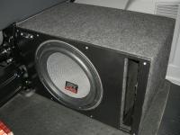 Установка сабвуфера MTX T612-22 vented box в Volkswagen Caravelle