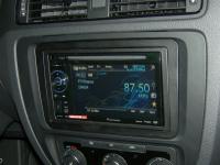 Фотография установки магнитолы Pioneer AVH-1400DVD в Volkswagen Jetta VI