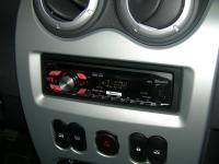 Фотография установки магнитолы Pioneer DEH-4400BT в Renault Logan