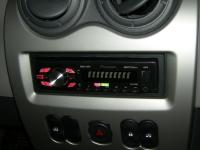 Фотография установки магнитолы Pioneer MVH-1400UB в Renault Sandero